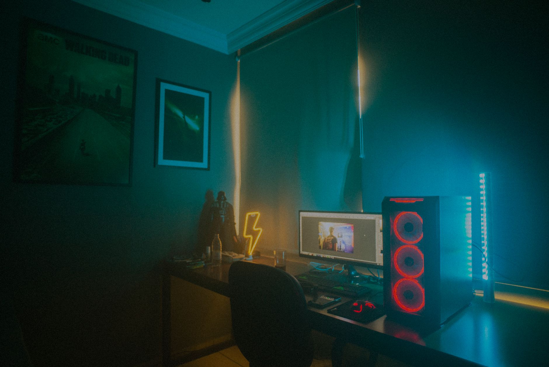 Gaming Setup mit Neon-Beleuchtung